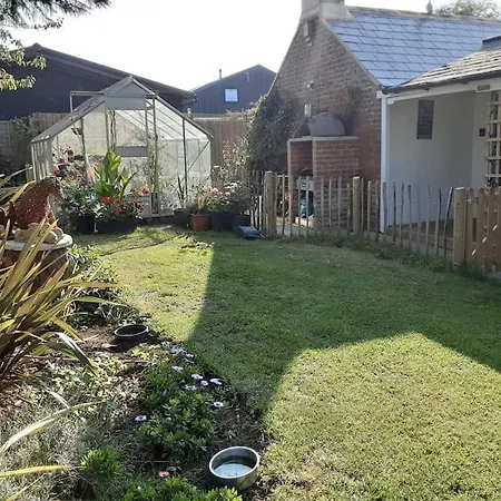 Tiny Cottage For Couples In The Countryside Shalfleet Exterior photo