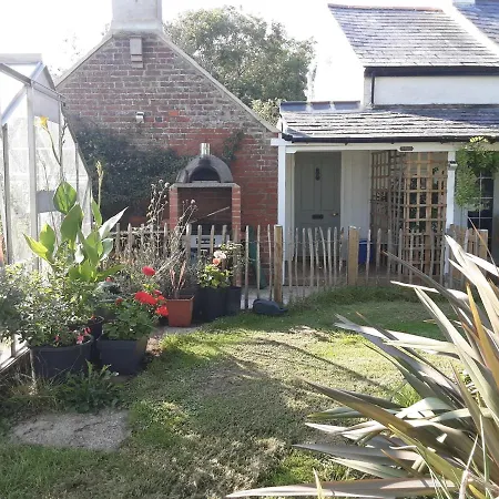 Tiny Cottage For Couples In The Countryside Shalfleet Exterior photo